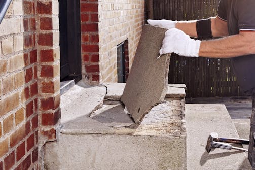 Inden der kan støbes, skal man sikre sig, at alle løse dele er banket af – helt ind til fast underlag. Inden der kan støbes, skal man sikre sig, at alle løse dele er banket af – helt ind til fast underlag.